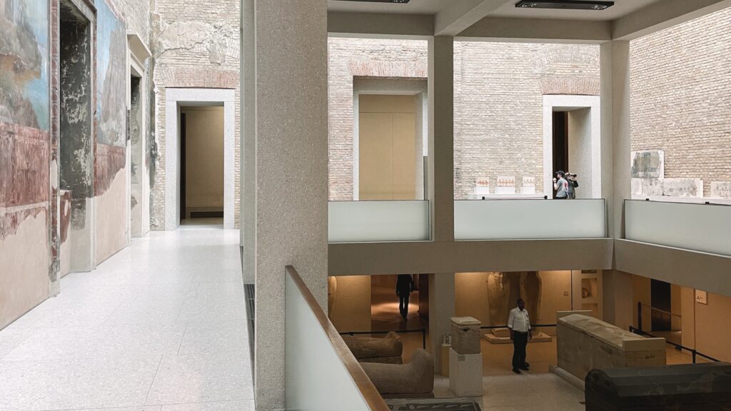 Neues Museum: Egyptian Courtyard